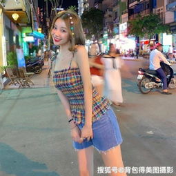 路人街拍,美女搭配绿色的连体裤简洁美观,穿起来超级有魅力