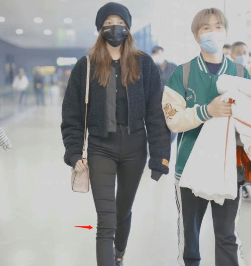 关晓彤浪费好身材三千卫衣穿出某宝风,女星衣品差太灾难了