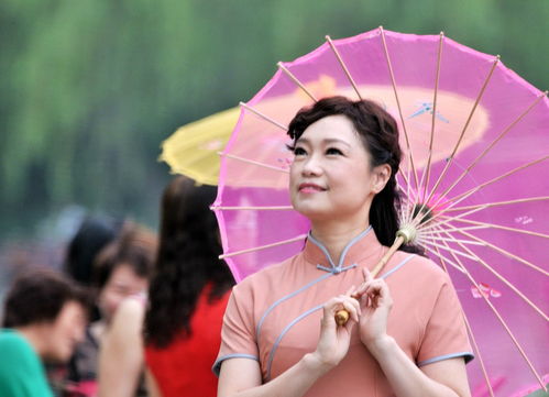 美女美景相映成趣,争艳郑州紫荆山公园