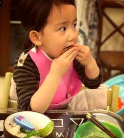 黄磊晒多妹新发型黄磊二女儿吃货萌照大盘点,太可爱了
