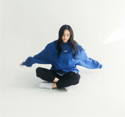 杨幂卫衣搭配超少女,搞怪姿势拍照元气足