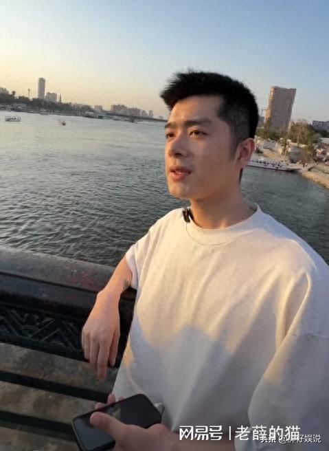 中国高颜值帅哥埃及旅游,被外国美女抢着合照网友太长脸了