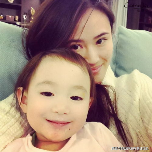 李小鹏妻子李安琪近照,胖了还是有喜了大女儿奥莉,淑女范十足