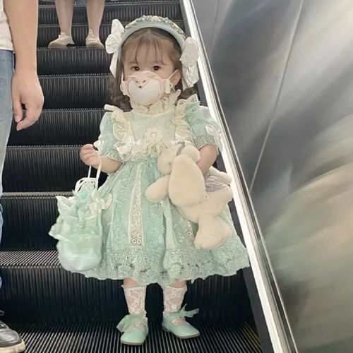 3岁洛丽塔女孩引全网围观,仿佛真人洋娃娃,却暗藏风险