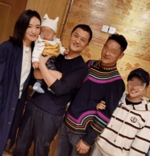 李亚鹏带新女友回家过年,小19岁果然清纯,但气质没王菲一半好