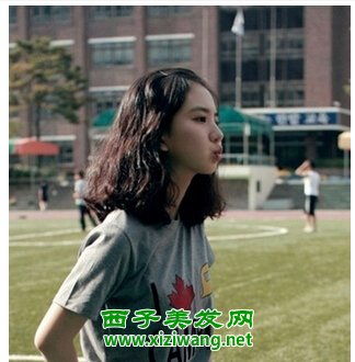 清纯甜美的齐肩蛋卷发发型