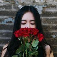 手捧鲜花的女生qq头像能温暖人心的是白开水大米饭被窝