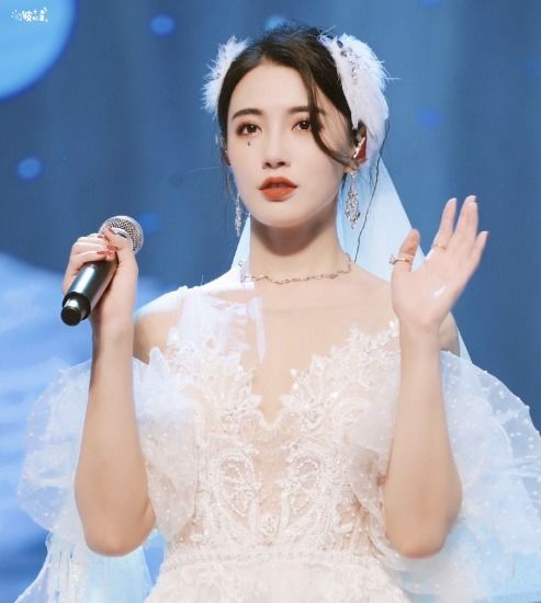 明星穿婚纱,鞠婧祎甜美,许佳琪仙气,而她像在逃公主感觉