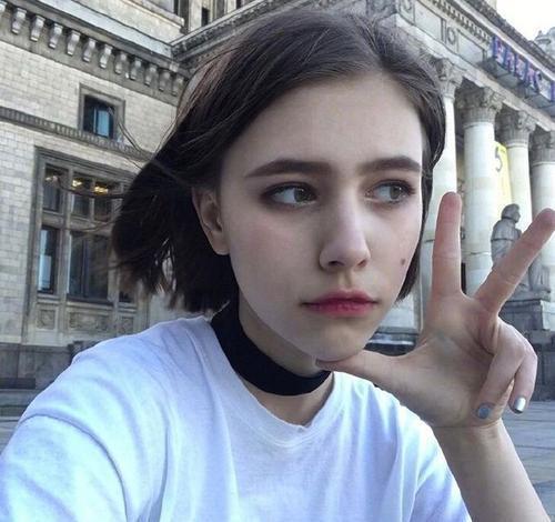 有种美貌叫四国混血,女孩颜值美到无可挑剔,却被西方人排斥