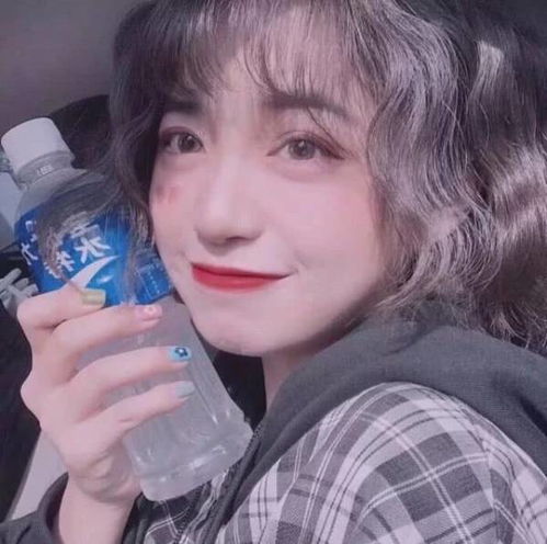 抖音上羊毛卷还有酒窝的女生