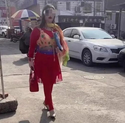 河北女子穿奇装异服上街,知道内情的路人从不嘲笑她很可怜