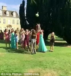 英国女子婚礼上幸运抢到捧花其男友见状当场惊恐跑路