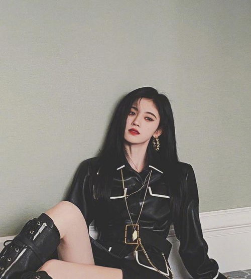 鞠婧祎穿三分裙秀腿长,俯拍镜头下,这少女腿无敌撩