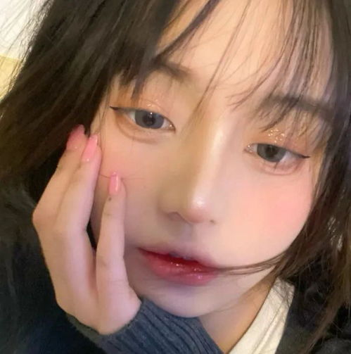 女生头像女孩子温柔头像,用眼睛看着一个男生,看他什么反应