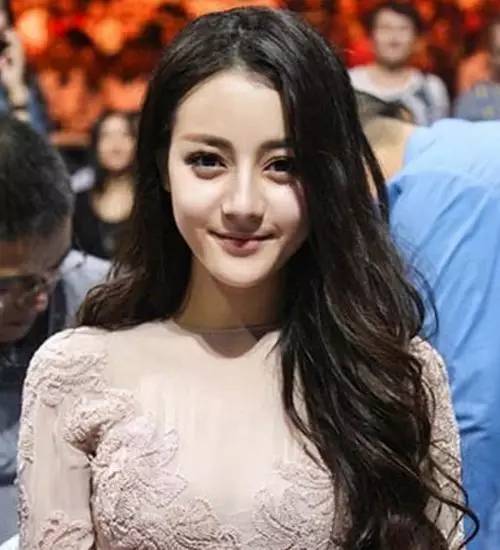 杨幂自曝签约迪丽热巴原因,网友大幂幂也太率性了吧