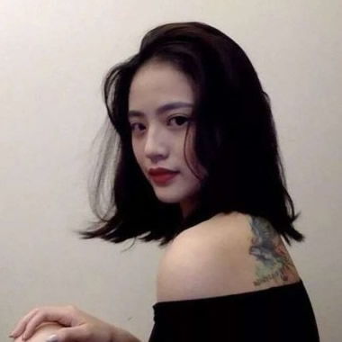 裸背纹身大姐大