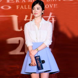 看太阳的后裔,跟着宋慧乔做氧气美女,一件白衬衣就可以搞定
