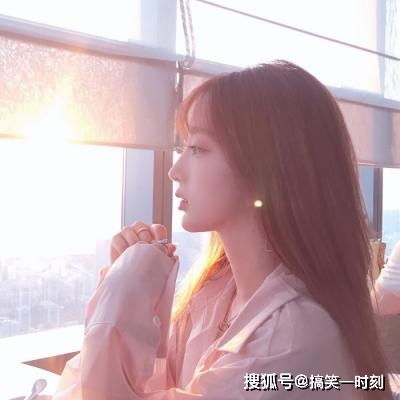 搞笑gif姑娘,让你再皮,这下手拿不出来了吧