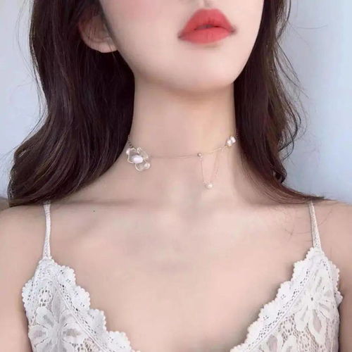 女生露肩露背头像内衣