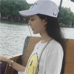 戴帽子女生头像
