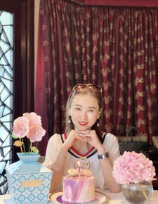 最美亚姐翁虹庆祝51岁生日,皮肤白嫩秒杀同龄人,橘色口红太少女