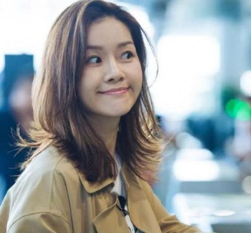 39岁李娜韵味十足,直言在家从不做饭,肤白貌美被疑整容