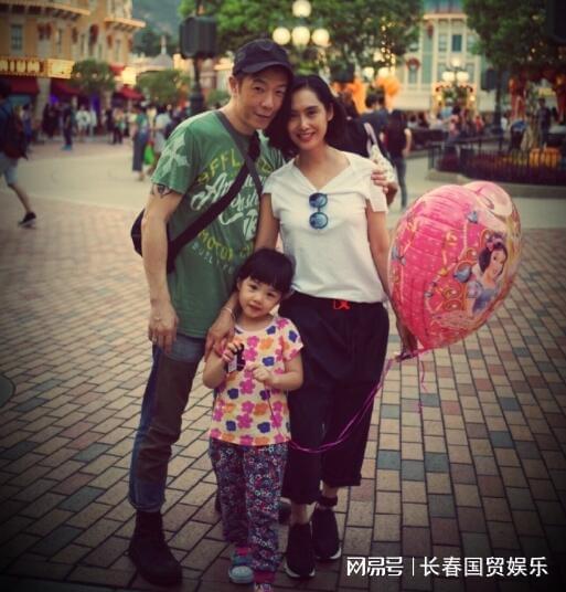 朱茵12岁女儿近照曝光,神基因长相酷似爸爸
