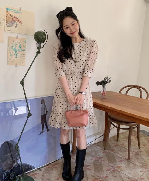 ins时尚博主整体的搭配偏舒适简约风很适合温柔气质型女孩