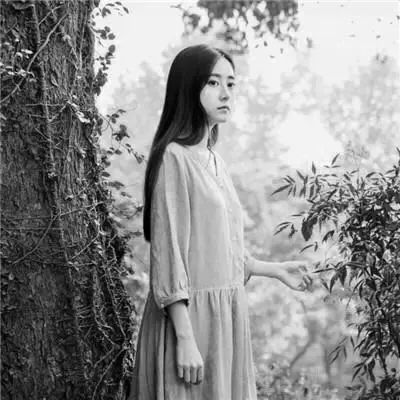 黑白女生头像