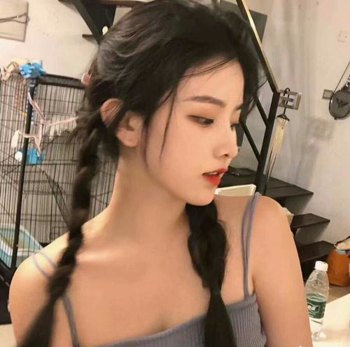 女头会见面的再等等等春天的温柔长满枝头