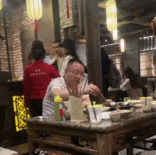 48岁韩红带小鲜肉帅哥吃火锅,面容憔悴特别显老