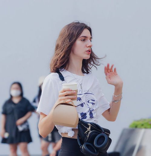 短款瑜伽裤,外国美女穿出来时尚正宗感,太赞了