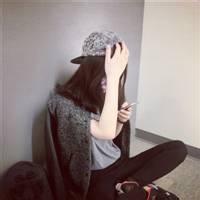 求qq头像要那种女生戴帽子把领子竖起来的那种