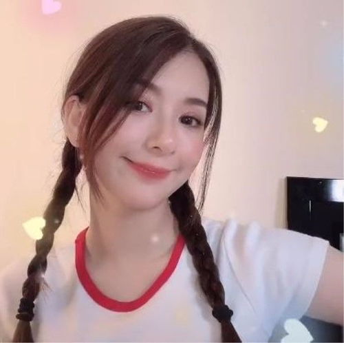 方媛总是装清纯少女,本人自拍都是高级脸,素人拍的她并不好看