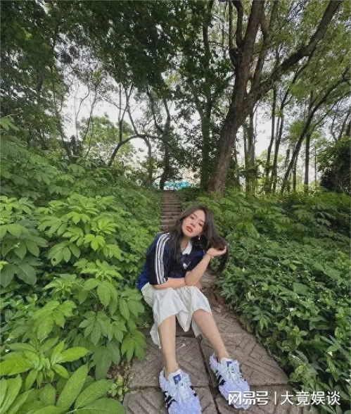 美少女马思纯球衣搭配蛋糕裙德训鞋尽显青春活力元气满满