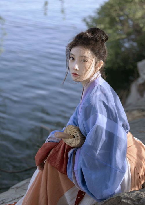 冯提莫自曝写真花絮,宋制汉服少女感十足,扎马步拍摄乐翻网友