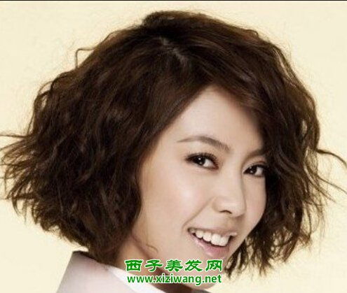 另类中短发烫发发型年轻女生轻松变成熟