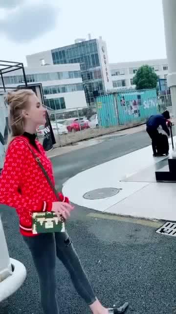 乌克兰美女街拍,好有气质