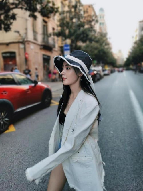 拼接色卫衣搭配牛仔短裙,少女感扑面而来,真的太会穿了