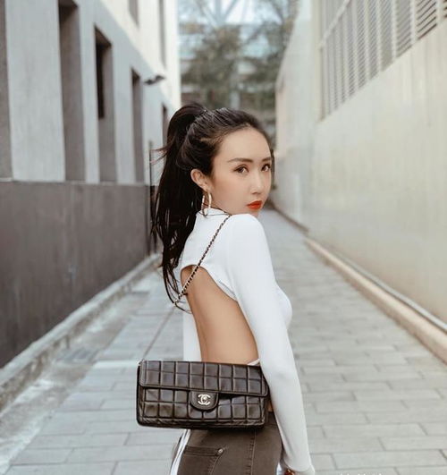 金色短发美女,比基尼套装动作调皮,服装搭配,气质自习室,运动