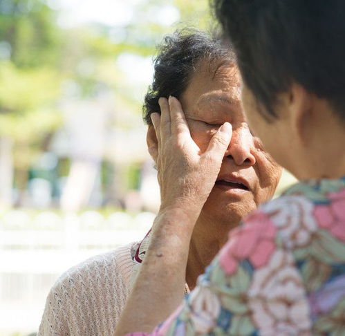 微信头像女老年人搭伙