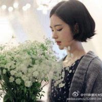 美女手捧鲜花图片头像微信头像图片大全