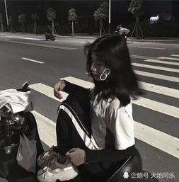 最近火了背影不露脸拍照,秀儿一直这样拍,张张都能当头像