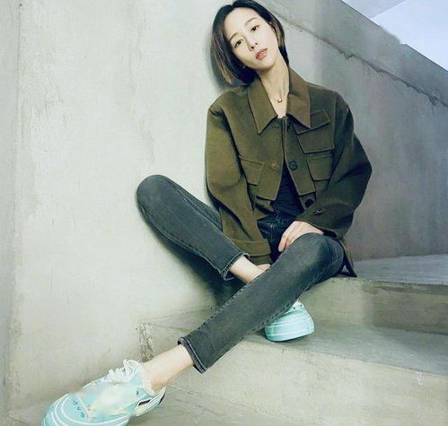 短发女神张钧甯气质真好,绿色上衣配牛仔裤酷帅,纤细长腿更吸睛