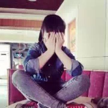 盘腿女生的霸气