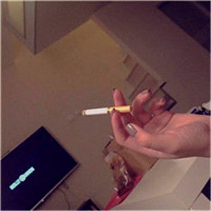 意境个性抽烟女生头像,生活和感情一团糟