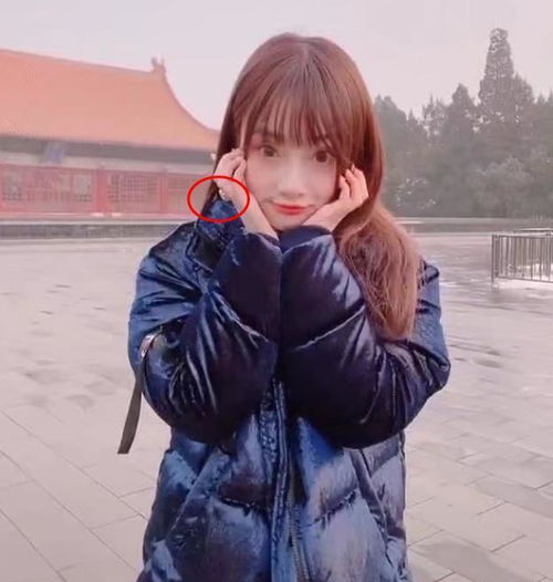 李小璐现身甜馨舞台剧,捧心自拍为女儿加油,手上钻戒引热议