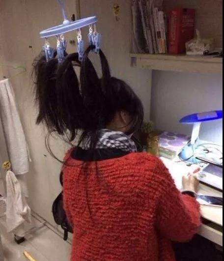 就没见过这么懒的女朋友,叫半天还不起来