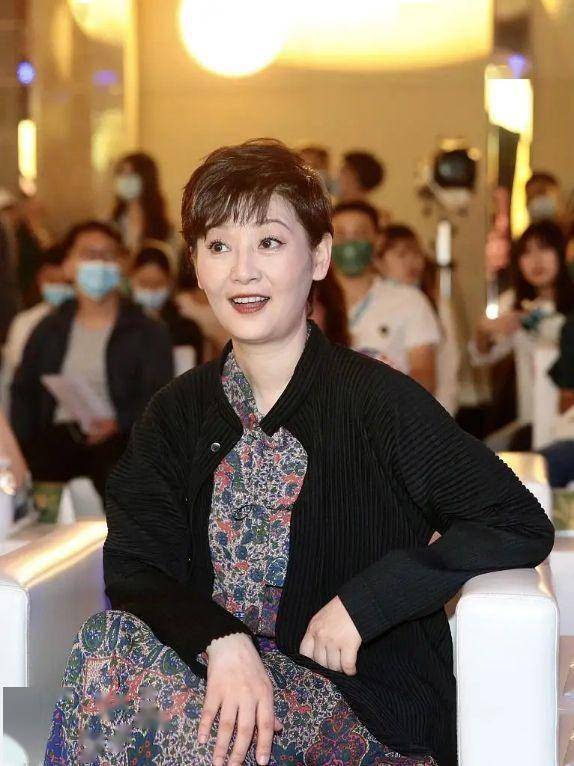 徐帆衣品真好外套搭配碎花裙优雅大气,53岁气质不输小姑娘