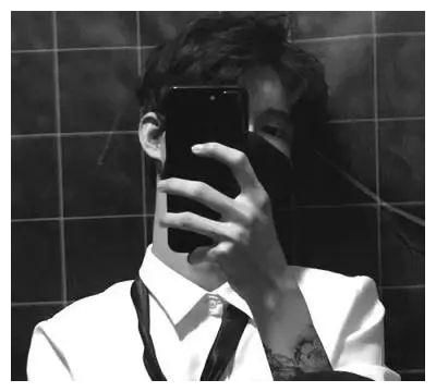 漫画头像女生冷酷霸气黑白男孩